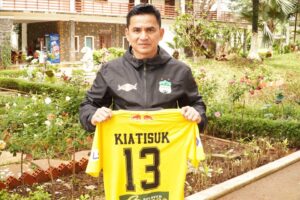 HLV Kiatisuk bán đấu giá áo để ủng hộ các bệnh viện tuyến đầu